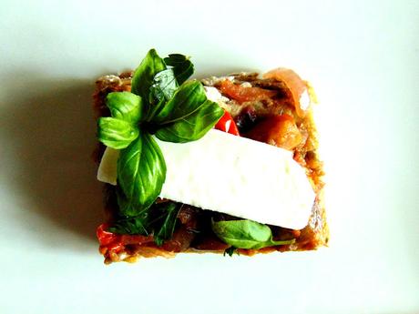 Focaccia à l'aubergine avec ragoût de tomates et aubergines