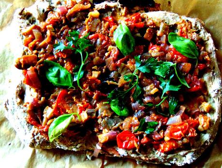 Focaccia à l'aubergine avec ragoût de tomates et aubergines