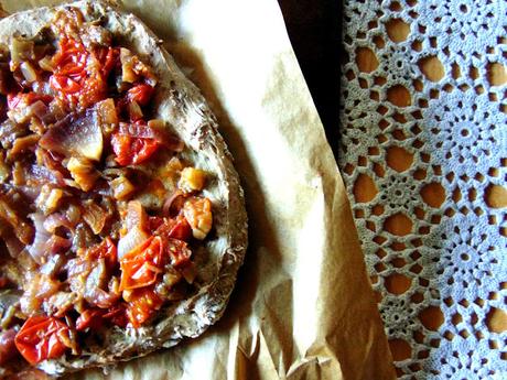 Focaccia à l'aubergine avec ragoût de tomates et aubergines