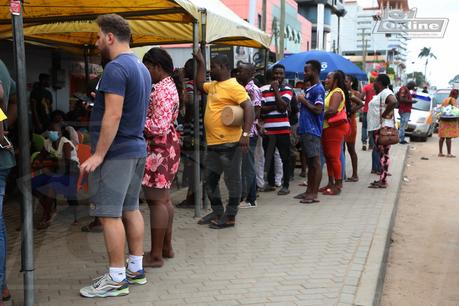 Les propriétaires de cartes SIM de téléphones mobiles bloqués peinent à se reconnecter Les propriétaires de cartes SIM de téléphones mobiles bloqués peinent à se reconnecter