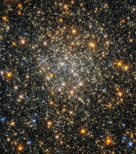 Amas-et-constellations-rougissants-Hubble-capture-un-champ-detoiles-scintillant