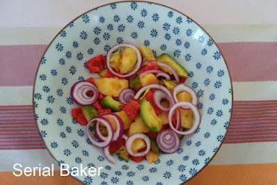 Salade de pomme de terre, poivron rouge et avocat rôtis, pickles d'oignon rouge