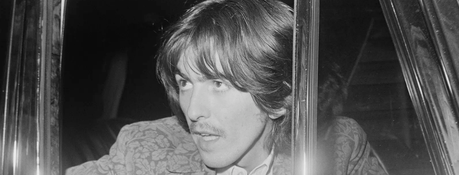 Le Beatles George Harrison dans sa voiture, en 1968