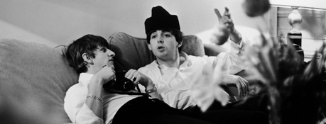 Paul McCartney et Ringo Starr allongés sur un lit dans les années 60. le calme d'une chambre d'hôtel pendant une tournée