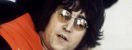 John Lennon allongé sur un lit lors d'un interview