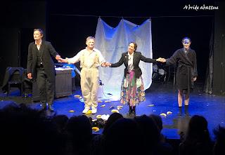 Bananas (and Kings), de et mis en scène par Julie Timmerman au Théâtre de l’Oulle (Avignon 2022)
