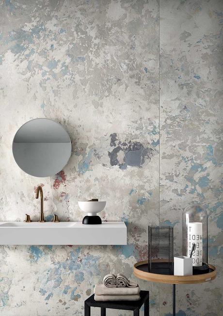 Trash wall : la nouvelle tendance déco deco élégante salle de bain miroir rond table basse bois tabouret noir robinet laiton