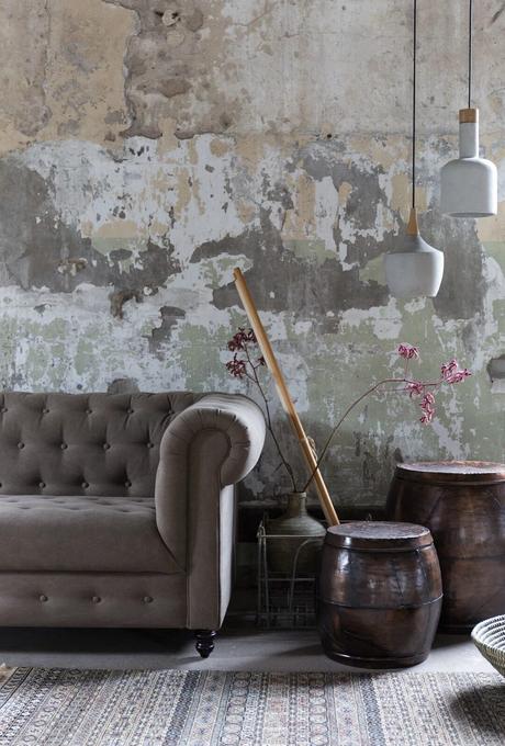 salon industriel mur démolit canapé gris vintage suspension contemporaine
