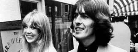 Le mannequin Pattie Boyd révèle les détails de son premier rendez-vous maladroit avec George Harrison, le guitariste des Beatles.
