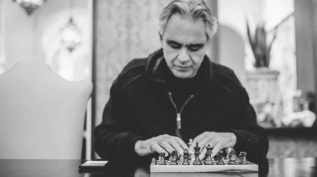 Andrea Bocelli joue aux échecs pour promouvoir sa fondation