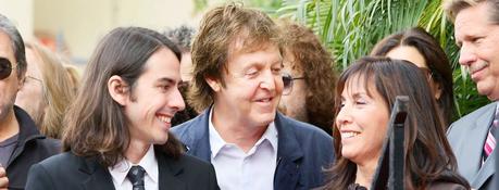 La police a arrêté le fils de George Harrison, Dhani, pour avoir fait du skateboard. La police a arrêté le fils de George Harrison, Dhani, pour avoir fait du skateboard.