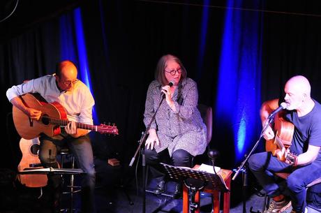 Regard chante Maxime Le Forestier au café théâtre des ballons rouges, Lamballe, le 10 septembre 2022