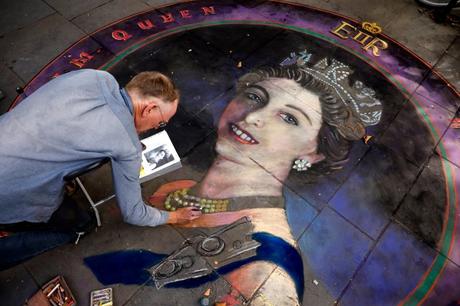 LONDRES, ROYAUME-UNI - 12 SEPTEMBRE : l'artiste de craie Julian Beever travaille sur un portrait de la reine Elizabeth II sur le trottoir près de Trafalgar Square après la mort de la reine la semaine dernière le 12 septembre 2022 à Londres, Royaume-Uni.  Elizabeth Alexandra Mary Windsor est née à Bruton Street, Mayfair, Londres le 21 avril 1926. Elle a épousé le prince Philip en 1947 et a accédé au trône du Royaume-Uni et du Commonwealth le 6 février 1952 après la mort de son père, le roi George VI.  La reine Elizabeth II est décédée au château de Balmoral en Écosse le 8 septembre 2022 et est remplacée par son fils aîné, le roi Charles III.  (Photo de Chip Somodevilla/Getty Images)