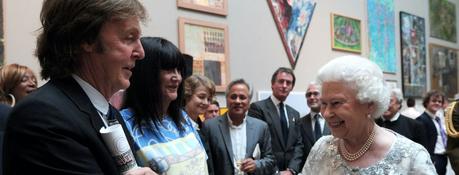 Paul McCartney a chuchoté à la reine Elizabeth II et l’a fait rire la dernière fois qu’ils se sont rencontrés Paul McCartney a chuchoté à la reine Elizabeth II et l'a fait rire la dernière fois qu'ils se sont rencontrés