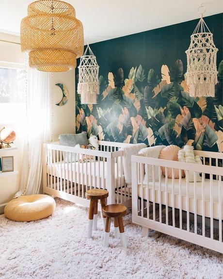 deco intérieure chambre lit bebe barreau tapis blanc confortable tabouret bois suspension osier papier peint tropical