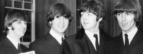 George Harrison aurait refusé de recevoir un OBE de la reine Elizabeth II en raison du titre de chevalier de Paul McCartney, mais il pourrait y avoir une autre raison. George Harrison aurait refusé de recevoir un OBE de la reine Elizabeth II en raison du titre de chevalier de Paul McCartney, mais il pourrait y avoir une autre raison.