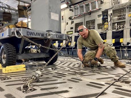 Sergent technique.  Anthony Como, 7 LRS sécurise les actifs à bord du C-17 en préparation de l'exercice Baked Alaskan le 9 septembre 2022. (Photo offerte)