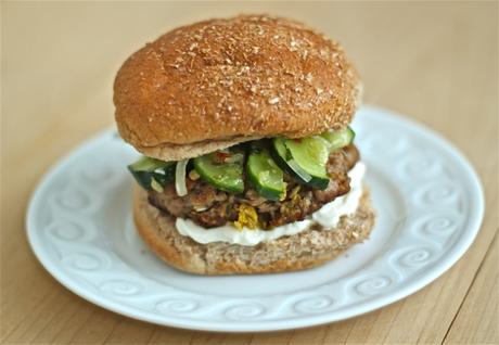 Burger de porc asiatique avec concombres marinés [http://yankee-kitchen-ninja.blogspot.ca/2013/06/asian-pork-burgers-with-quick-pickled.html]