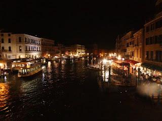 Venise. Extérieur. nuit.