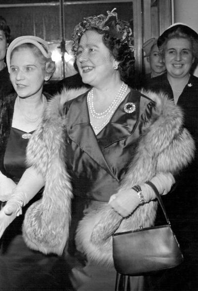 Une photo de la reine mère en 1954.