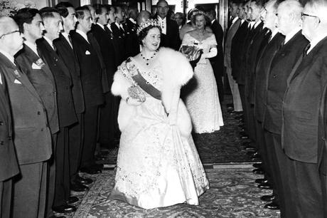 Une photo de la reine mère à l'hôtel Waldorf-Astoria.