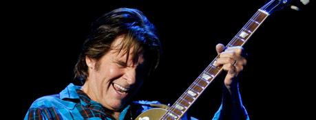 John Fogerty explique comment la rupture des Beatles a affecté Creedence Clearwater Revival.