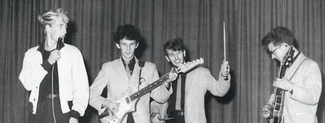 Le premier groupe de Ringo Starr a obtenu de meilleurs lits à Hambourg que les Beatles grâce à leurs costumes roses. Le premier groupe de Ringo Starr a obtenu de meilleurs lits à Hambourg que les Beatles grâce à leurs costumes roses.