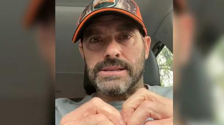 Une Mouche Dans un Verre de Lait Une Mouche Dans un Verre de Lait