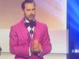 Une Mouche Dans un Verre de Lait Une Mouche Dans un Verre de Lait