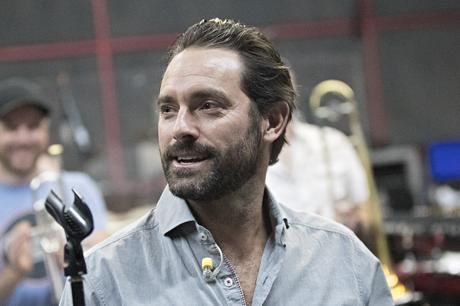 Une Mouche Dans un Verre de Lait Une Mouche Dans un Verre de Lait