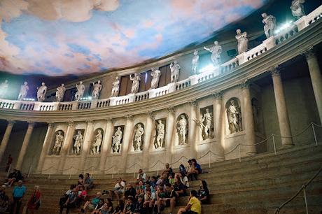 Le Teatro Olimpico de Palladio à Vicenza. Texte de présentation accompagné des photos de M. Marco Pohle.