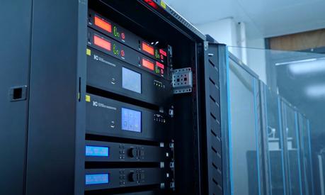 La nouvelle centrale numérique itC TS-0300M pour la gestion de conférences jusqu’à 4396 micros