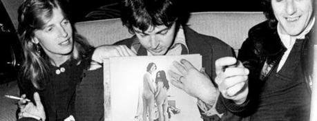John Lennon a déclaré que la réaction à la couverture de son album nu était “ridicule”. John Lennon a déclaré que la réaction à la couverture de son album nu était “ridicule”.