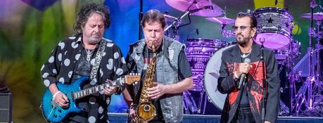 Ringo Starr a toujours des aspirations à 82 ans : “Mon but est d’être Frank Sinatra”. Ringo Starr a toujours des aspirations à 82 ans : “Mon but est d’être Frank Sinatra”.