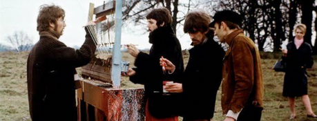 Quand es Beatles s’amusaient pour la vidéo de ” Strawberry Fields Forever “. Voir le clip video HD de Strawberry Fields Forever des Beatles