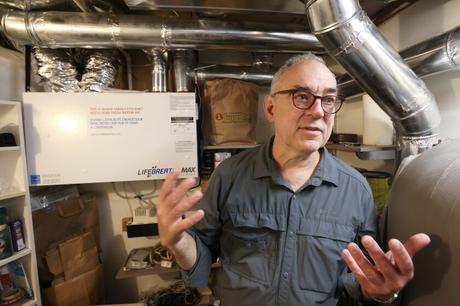 Couple et leur maison économe en énergie.