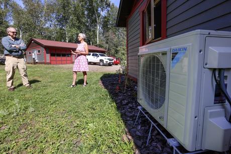 Couple et leur maison économe en énergie.