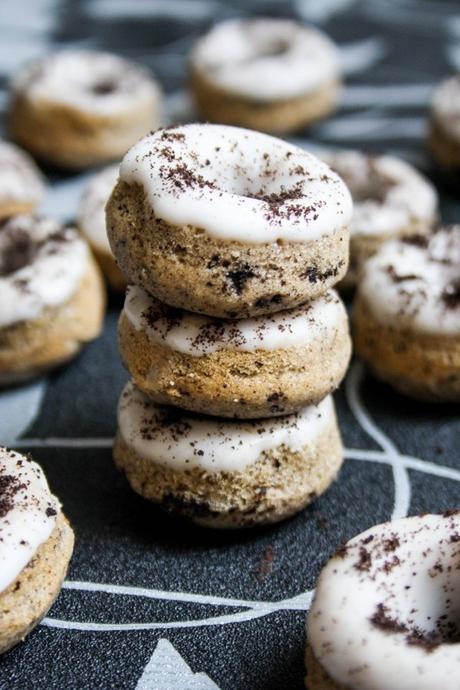 Crédit : beignets Oreo via Mess Makes Food [http://www.messmakesfood.com/mini-oreo-donut-recipe/]