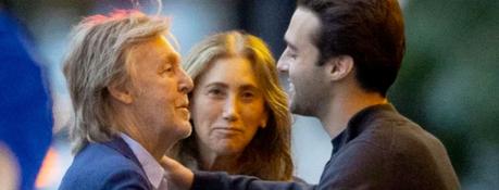 Sir Paul McCartney embrasse son petit-fils Arthur lors d'une sortie au cinéma.