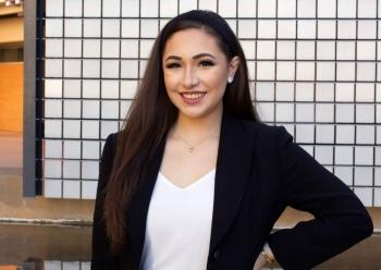 Pleins feux sur Lincoln Scholar : sur la famille, le leadership et le fait d’être une femme dans la technologie Portrait de l'étudiant ASU Alexis DeVries.