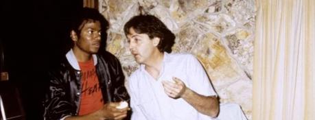 Paul McCartney écrit des chansons depuis son adolescence et gagne de l'argent avec sa musique depuis plus de 60 ans. Macca a eu du mal à écrire des chansons avec John Lennon dans les Beatles. Il a trouvé de nouveaux artistes avec qui collaborer lorsque le groupe s'est séparé, mais Paul a déclaré avoir été un peu sur la défensive lorsque Michael Jackson lui a demandé de travailler avec lui.