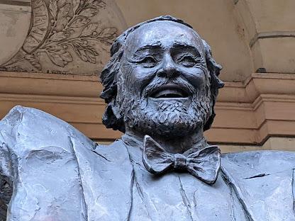 La statue de Luciano Pavarotti au Teatro Pavarotti de Modène