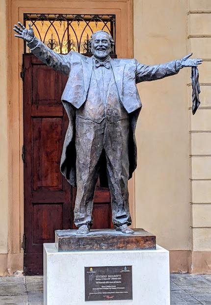 La statue de Luciano Pavarotti au Teatro Pavarotti de Modène
