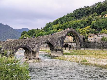 Borgo a Mozzano (Toscana) —The devil's bridge and its legend—  Le pont du diable et sa légende