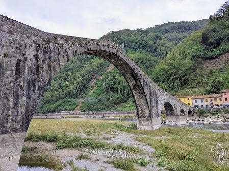 Borgo a Mozzano (Toscana) —The devil's bridge and its legend—  Le pont du diable et sa légende