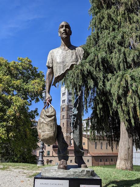 Pierre David, une statue voyageuse en  bronze de Bruno Catalano, actuellement à Lucca en Toscane