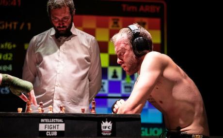 «Le gong m’a sauvé», Tim Arby, le novice, remporte son premier titre de chessboxing grâce... aux échecs