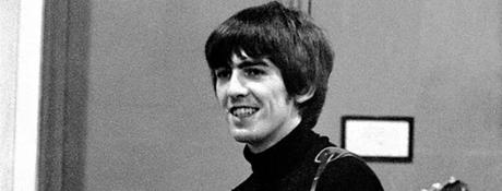 George Harrison a échappé à une foule de journalistes au restaurant Maxim’s à Paris en sautant dans le toboggan à linge. George Harrison a échappé à une foule de journalistes au restaurant Maxim's à Paris en sautant dans le toboggan à linge.