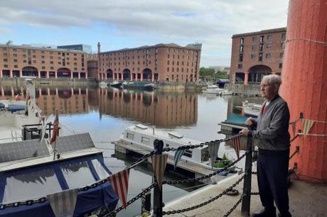 L'ancien maire Ted, 90 ans, fait un voyage réconfortant dans sa ville natale d'enfance grâce à un travailleur de soutien