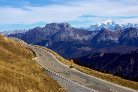 La route qui mène au Semnoz et le mont Blanc © French Moments